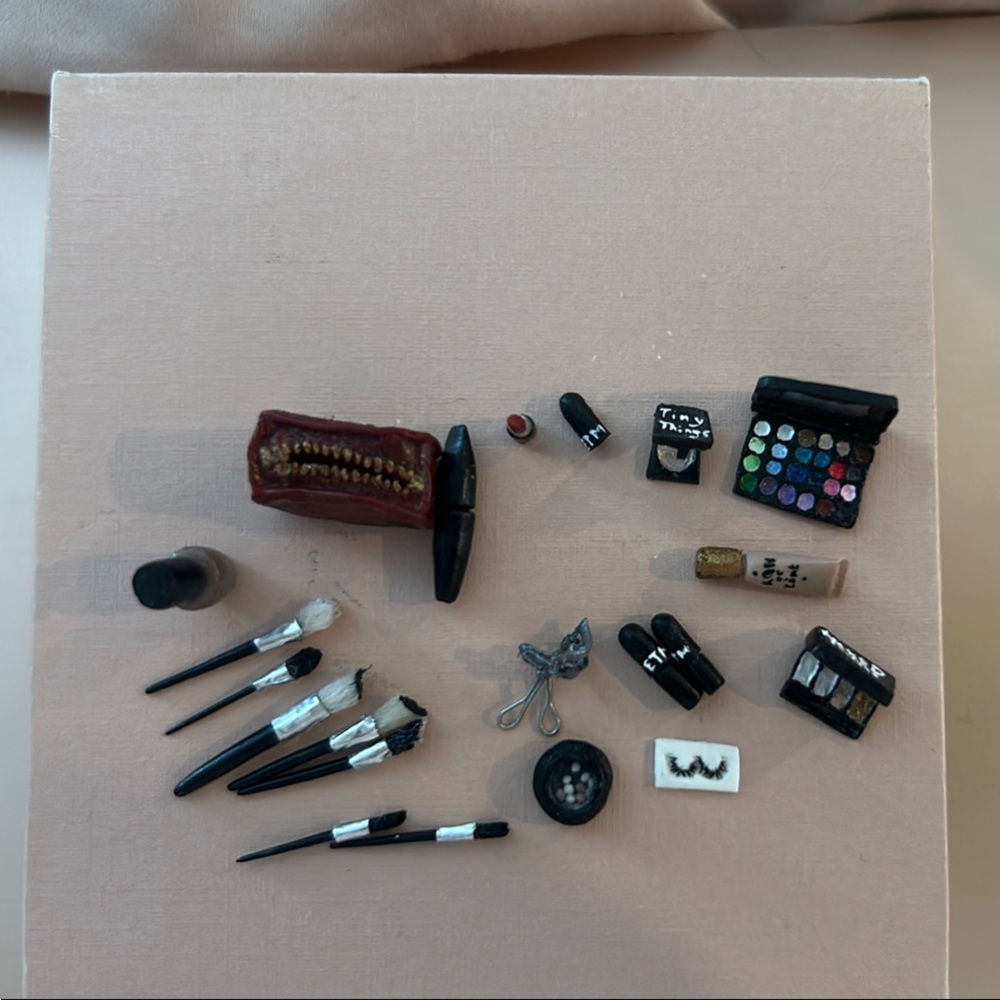 Miniature keepsake or dollhouse makeup set